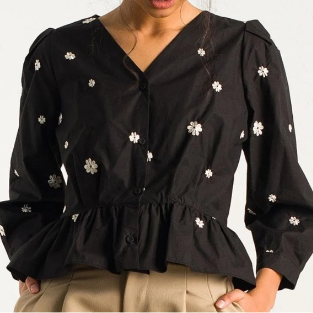 Olive brand white daisy embroidered black top with ruffle size Small cottagecore